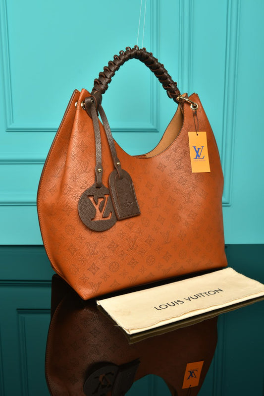 LOUIS VUITTON - Carmel Ölçüler: 35 × 40 × 17 cm