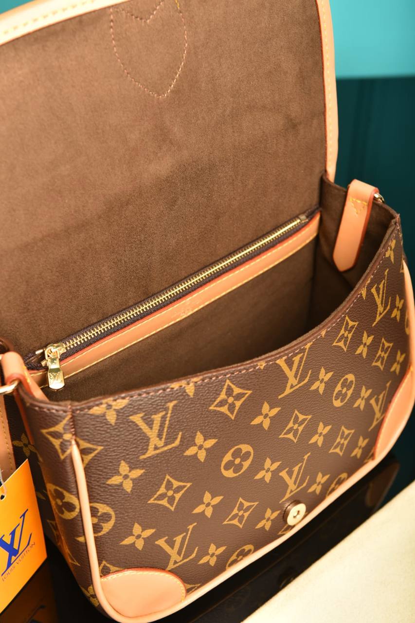 2150 - LOUIS VUITTON - Diane 24 × 15 × 9 cm