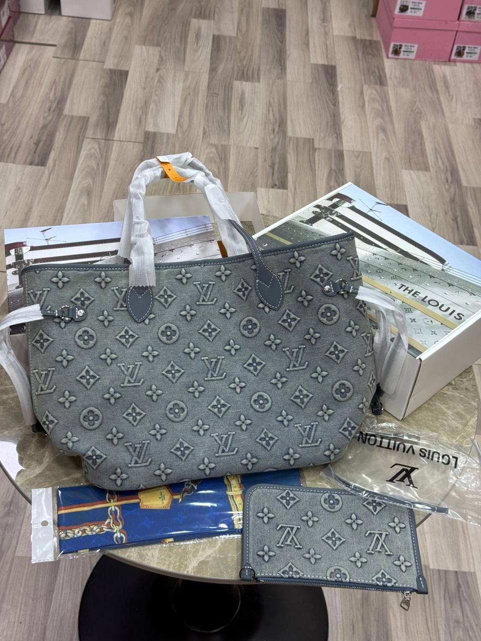 Louis Vuitton Neverfull MM Denim

36x23 cm