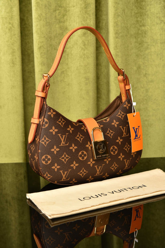 Louis Vuitton low key size:26x18x7