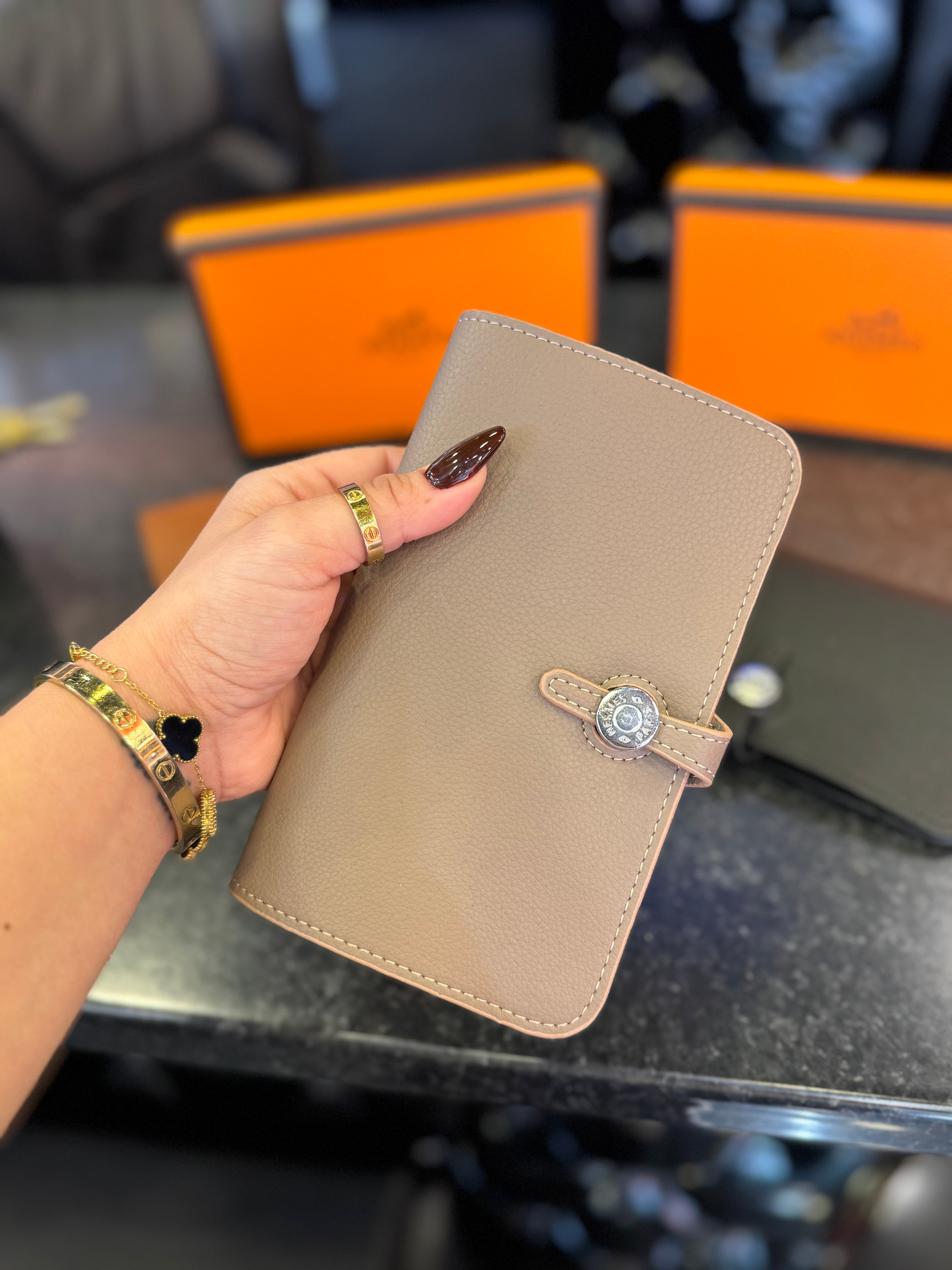 Hermes πορτοφόλι μπεζ