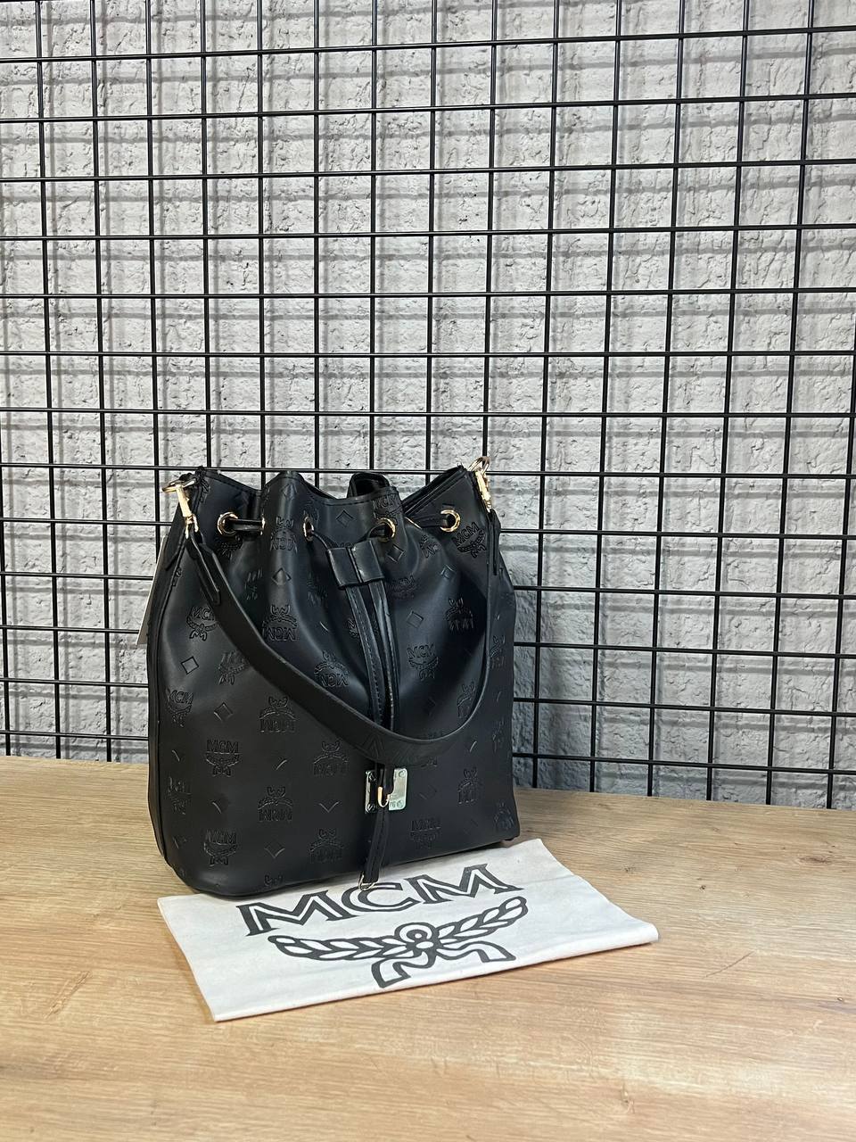 Mcm neo neo  total black size 28x25