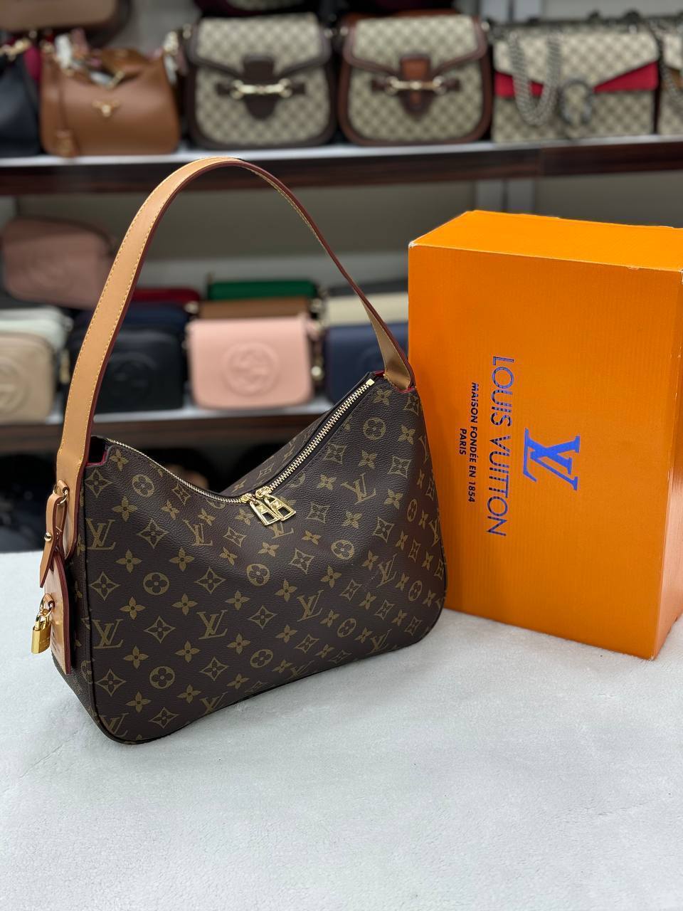 Louis Vuitton. Slouchy size:33x22