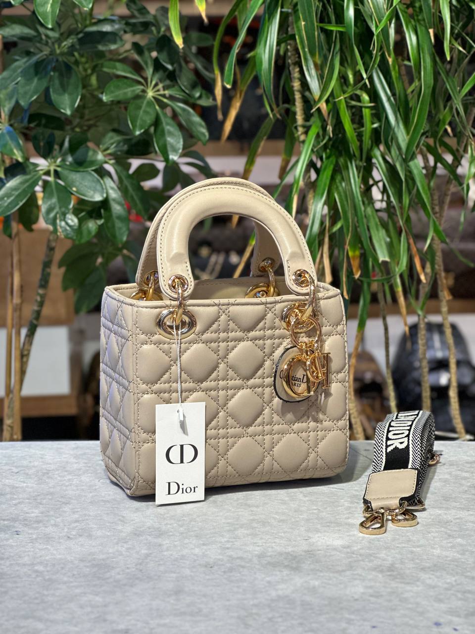 CHRISTIAN DIOR LADY SMALL
FIRST QUALITY 🔥🔥
EN.       18CM 
BOY.     16CM