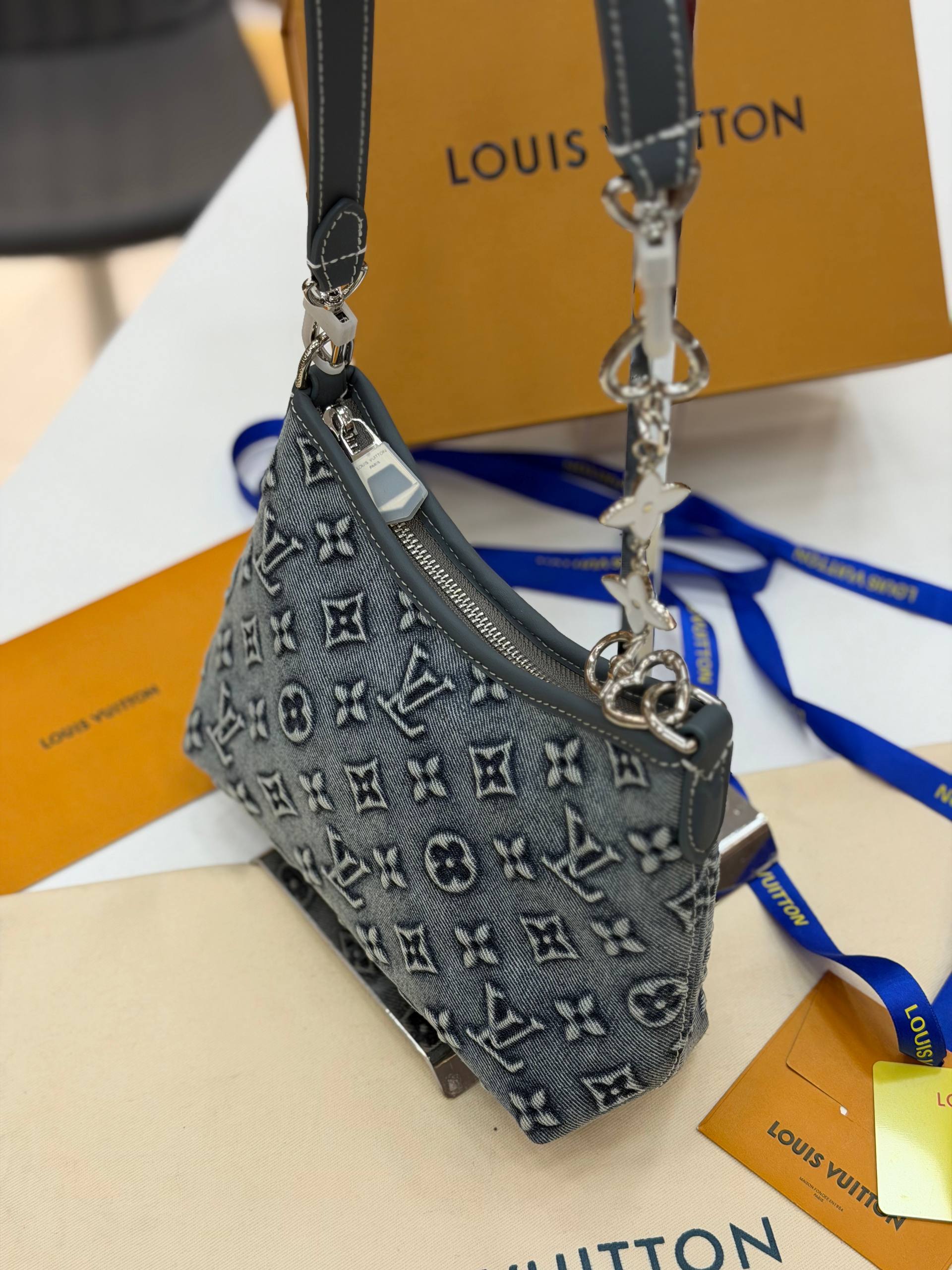 ✨ LOUIS VUITTON ✨

CarryAll Small Denim 
 💯
17 x 20 cm