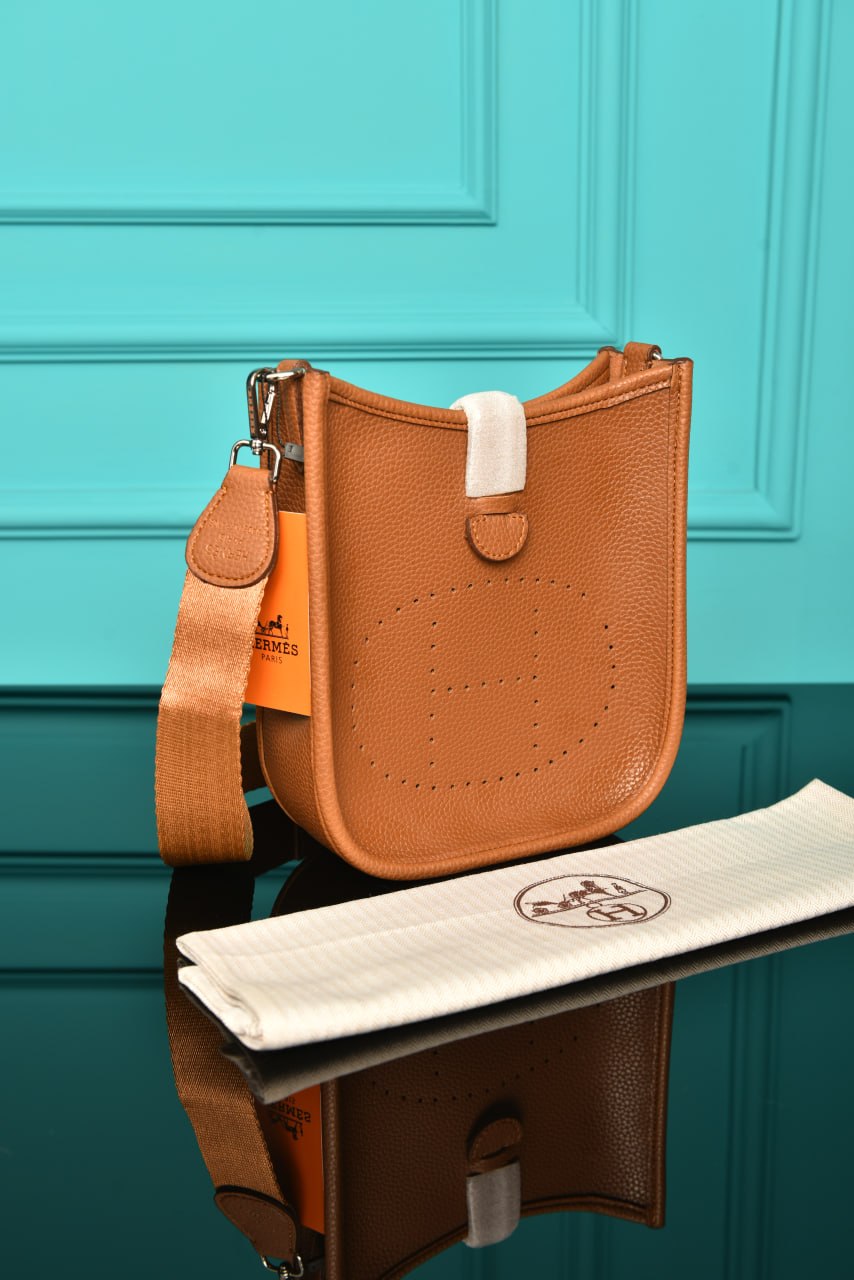 HERMES - Evelyne 16 Amazone Bag : 18 x 16 x 5 cm