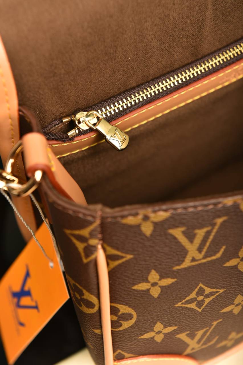 2150 - LOUIS VUITTON - Diane 24 × 15 × 9 cm