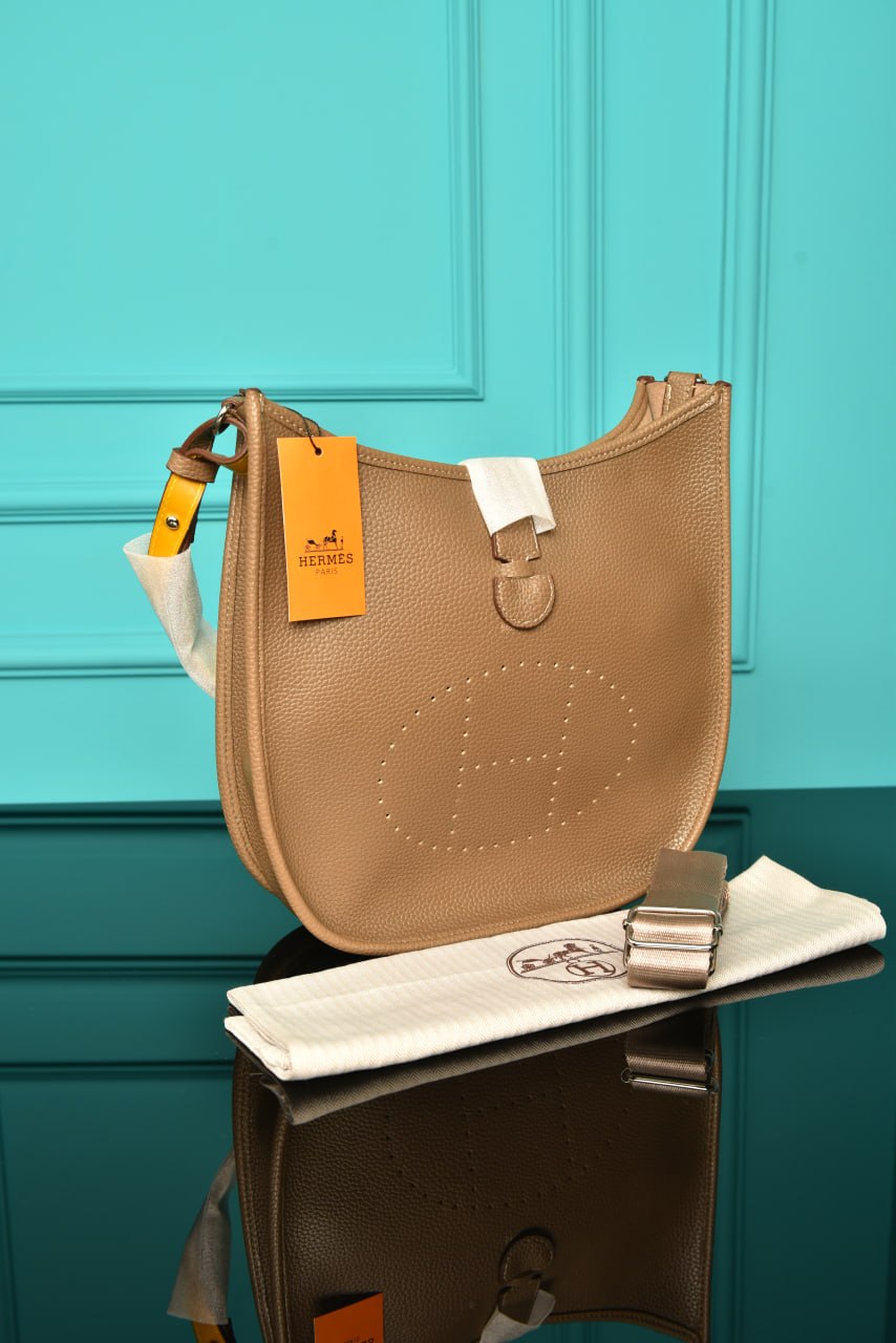 1569 - HERMES - Evelyne Crossbody: 29 × 30 × 8 cm