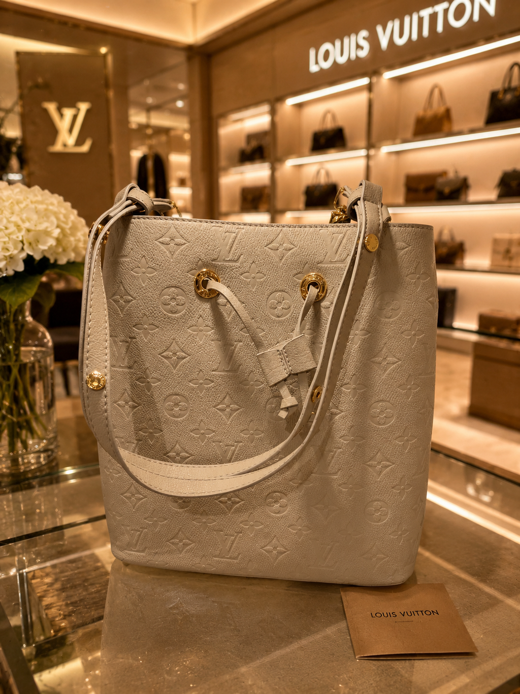 LOUIS VUITTON - NeoNoe MM
26 x 26 x 17.5 cm