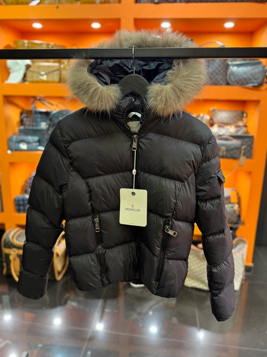 Moncler μπουφάν με αποσπώμενη γούνα