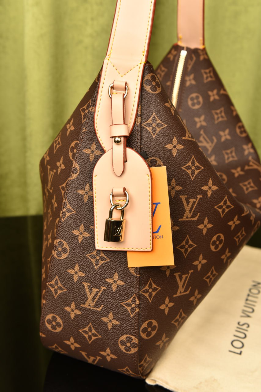 Louis Vuitton. Slouchy size:40x29x11