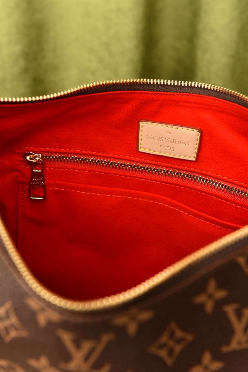Louis Vuitton. Slouchy size:40x29x11