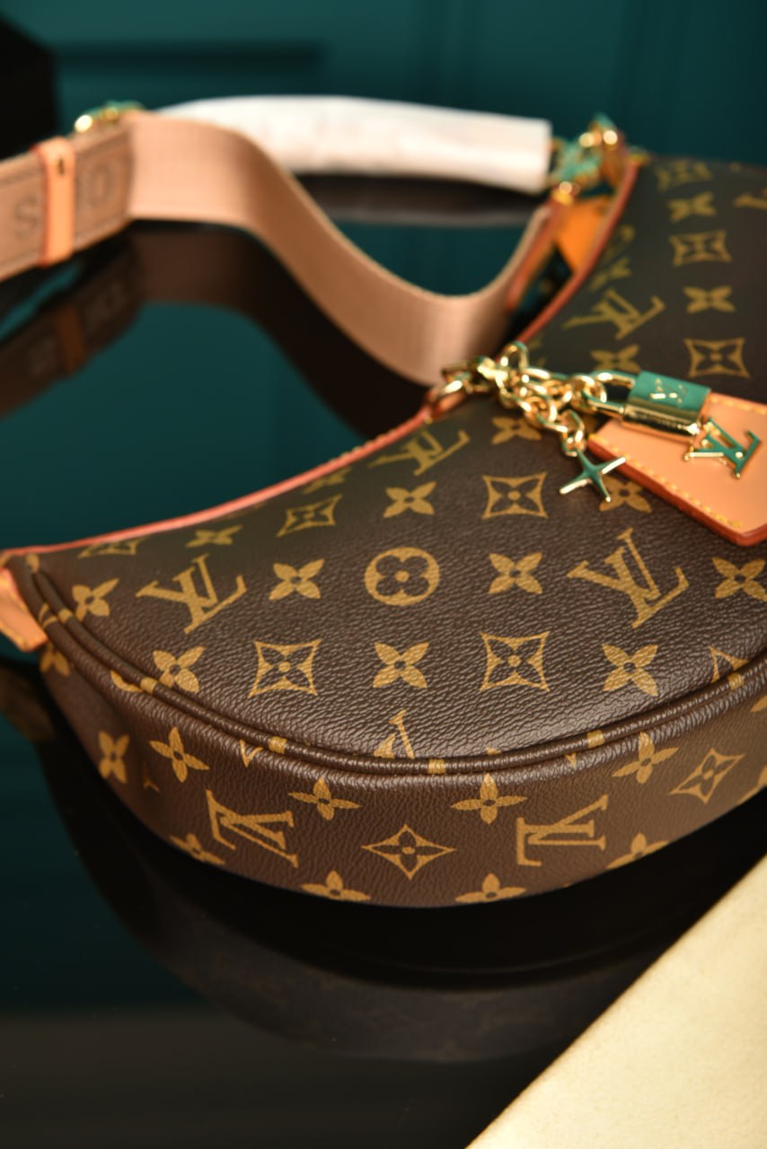 LOUIS VUITTON- LV x TM Looping Bag: 28 × 15 × 7 cm