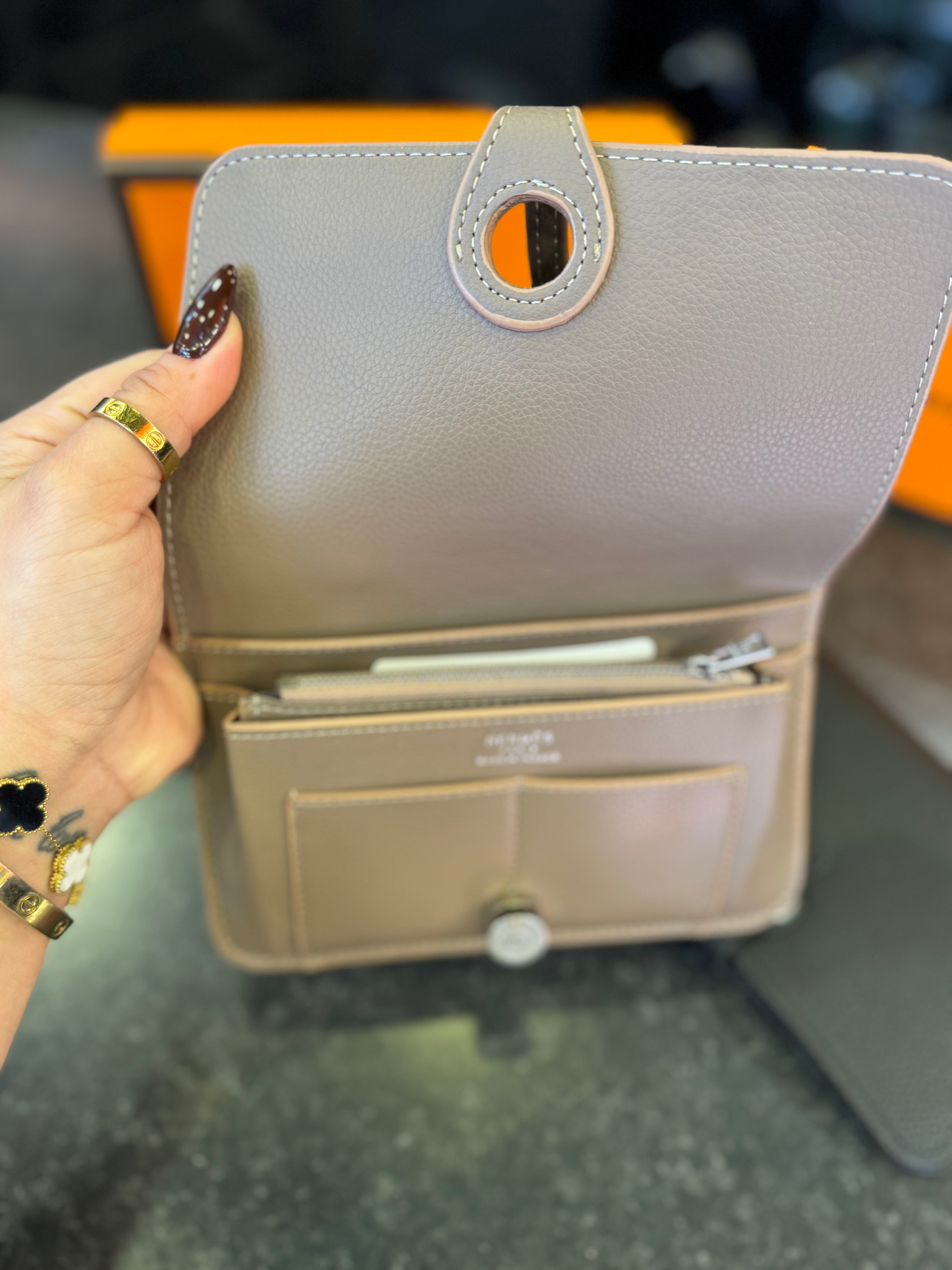 Hermes πορτοφόλι μπεζ