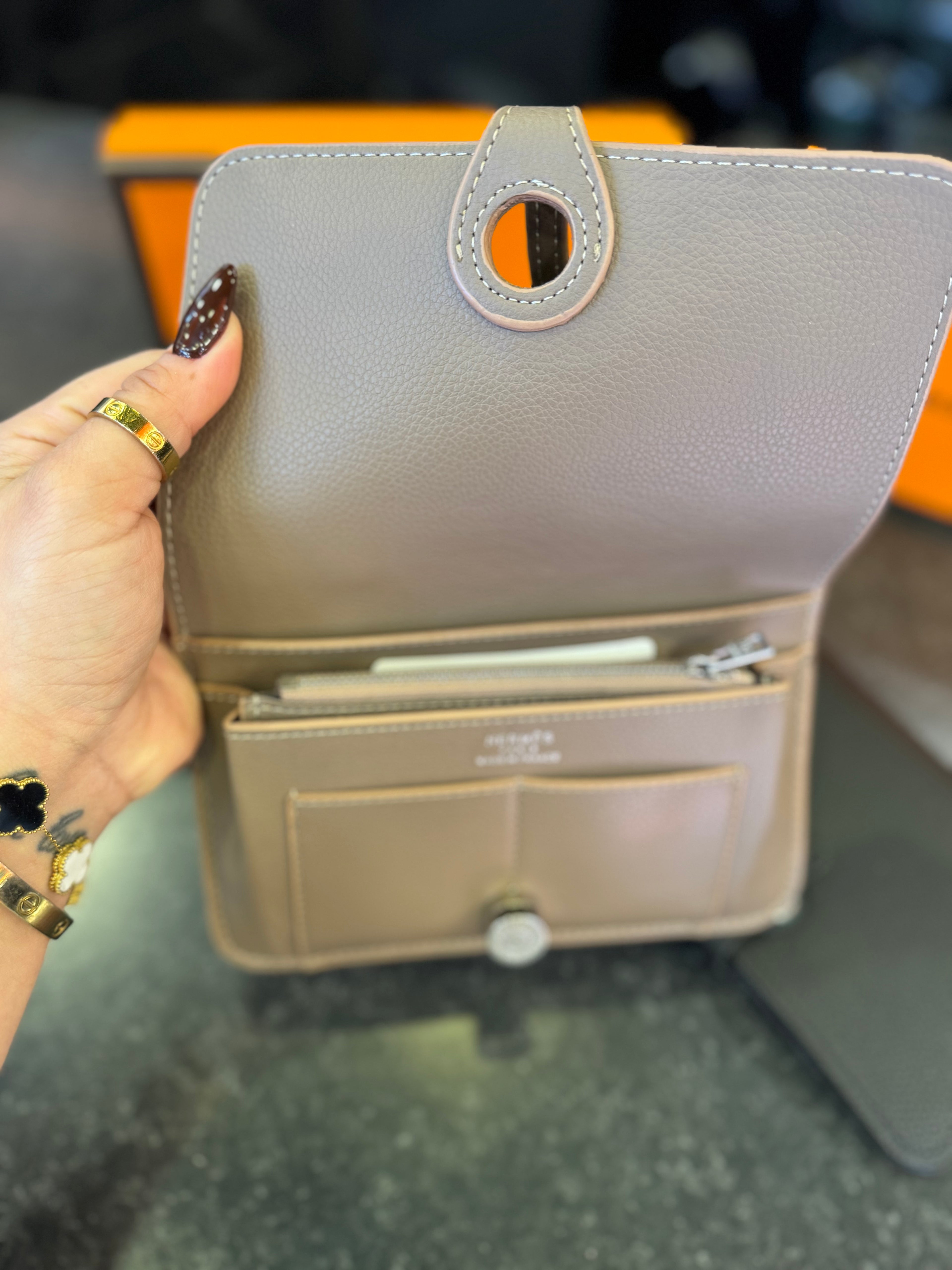 Hermes πορτοφόλι μπεζ