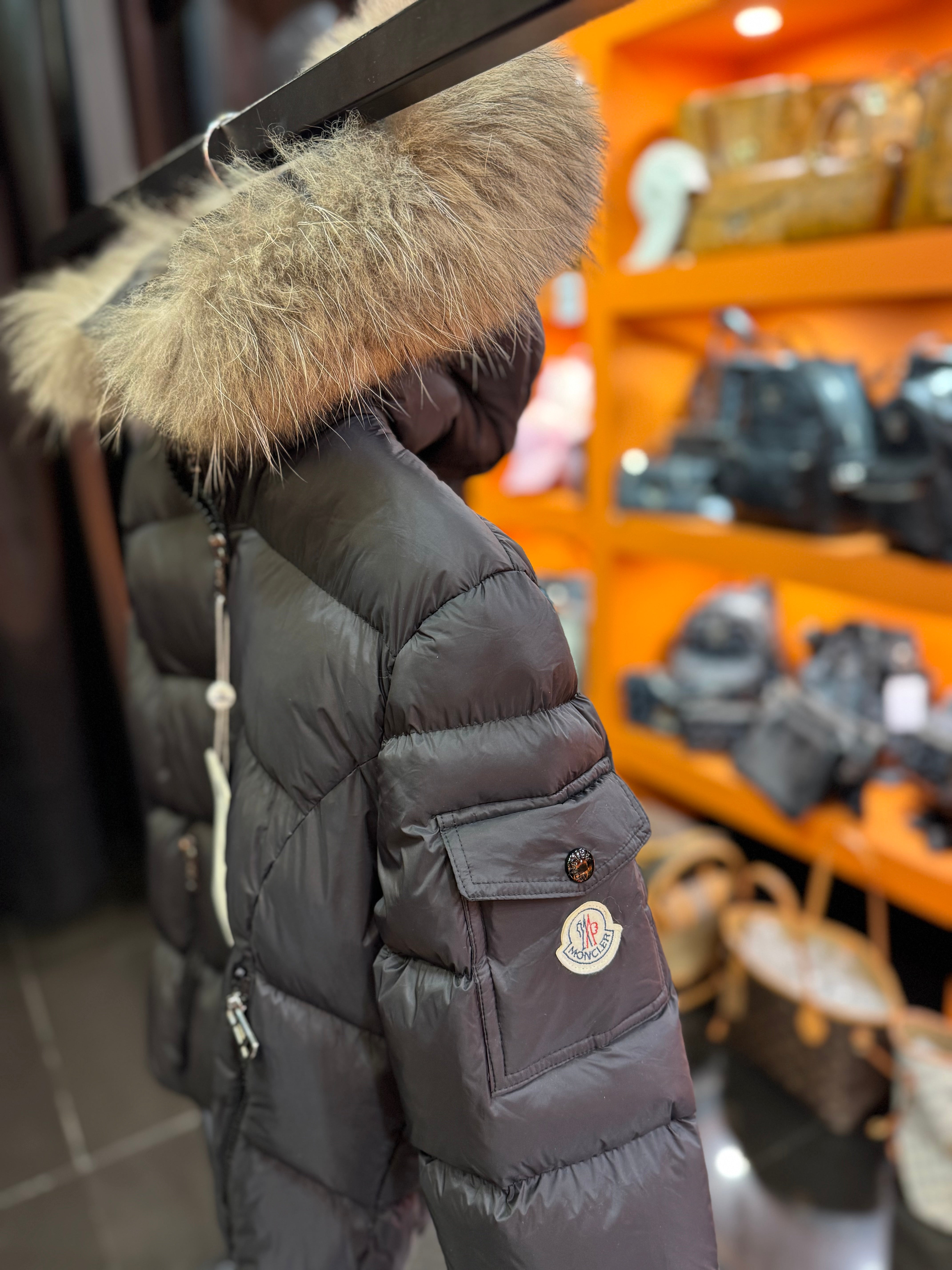 Moncler μπουφάν με αποσπώμενη γούνα