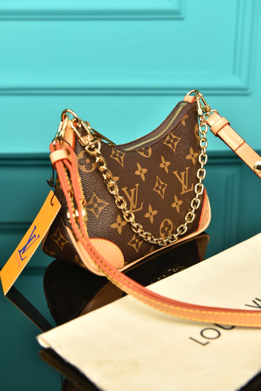 LOUIS VUITTON - Nano Boulogne    19 x 12.5 x 7 cm