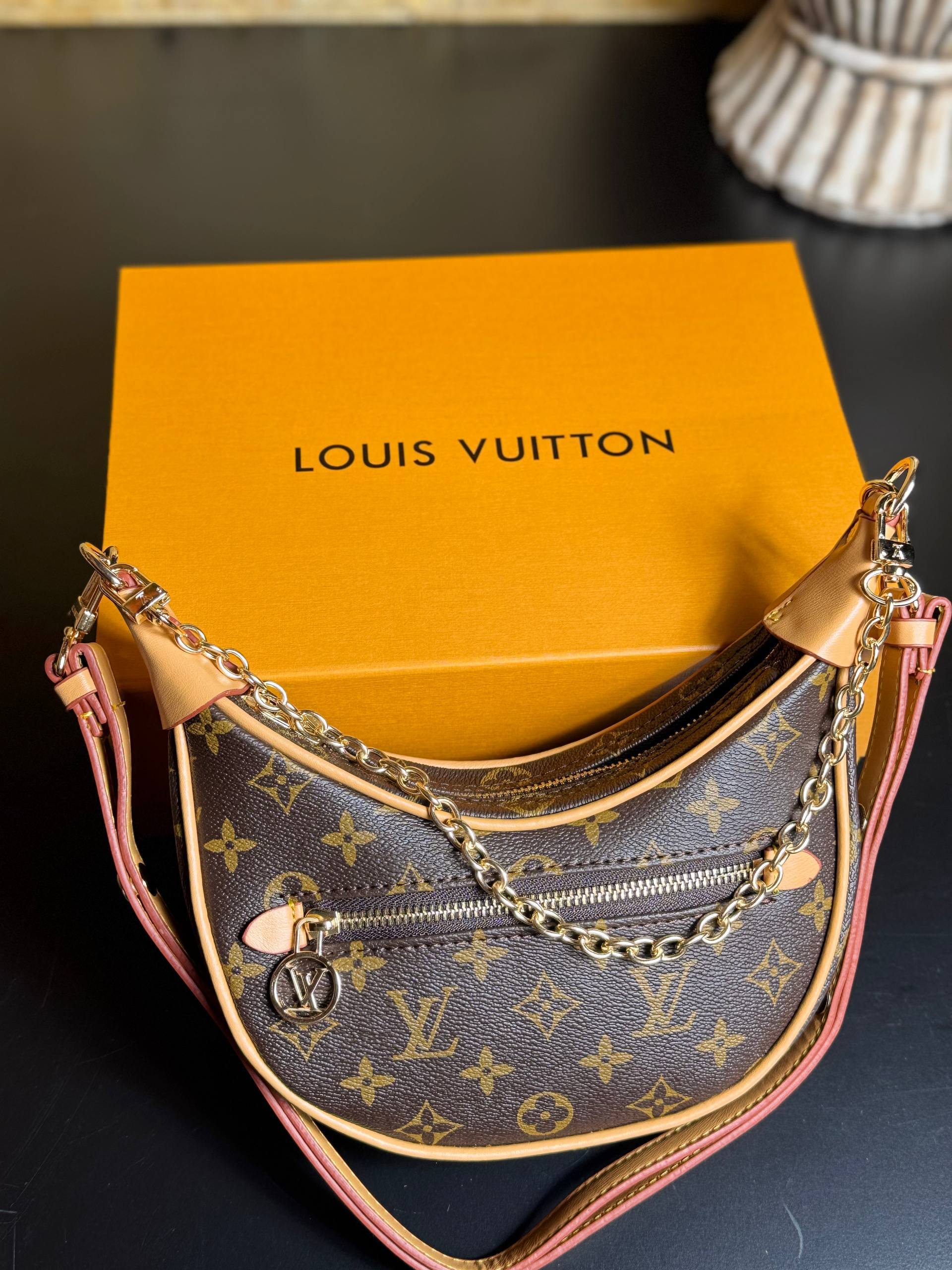 - LOUIS VUITTON - Loop Bag  23 x 13 x 6 cm