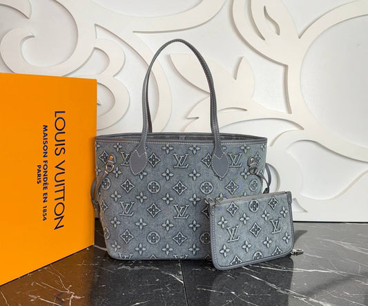 Louis Vuitton Neverfull MM Denim

36x23 cm