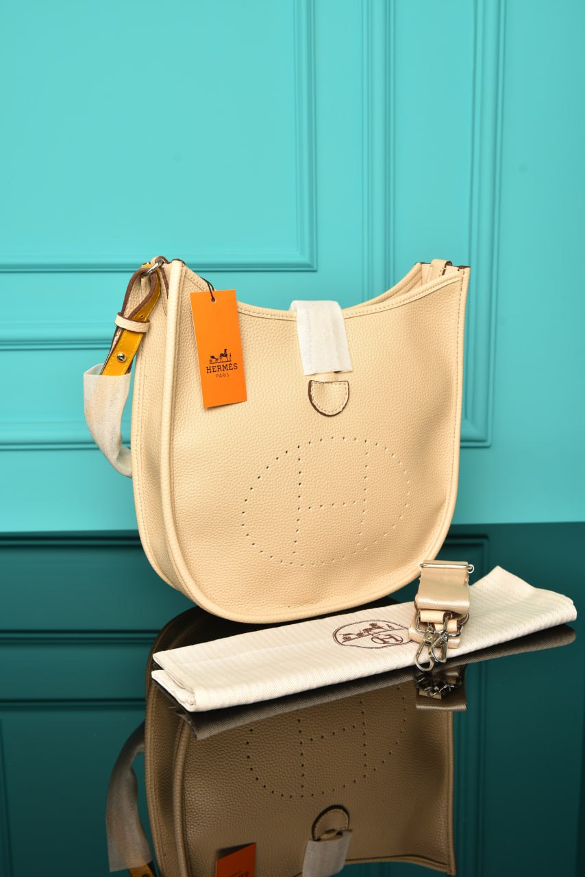 1569 - HERMES - Evelyne Crossbody: 29 × 30 × 8 cm