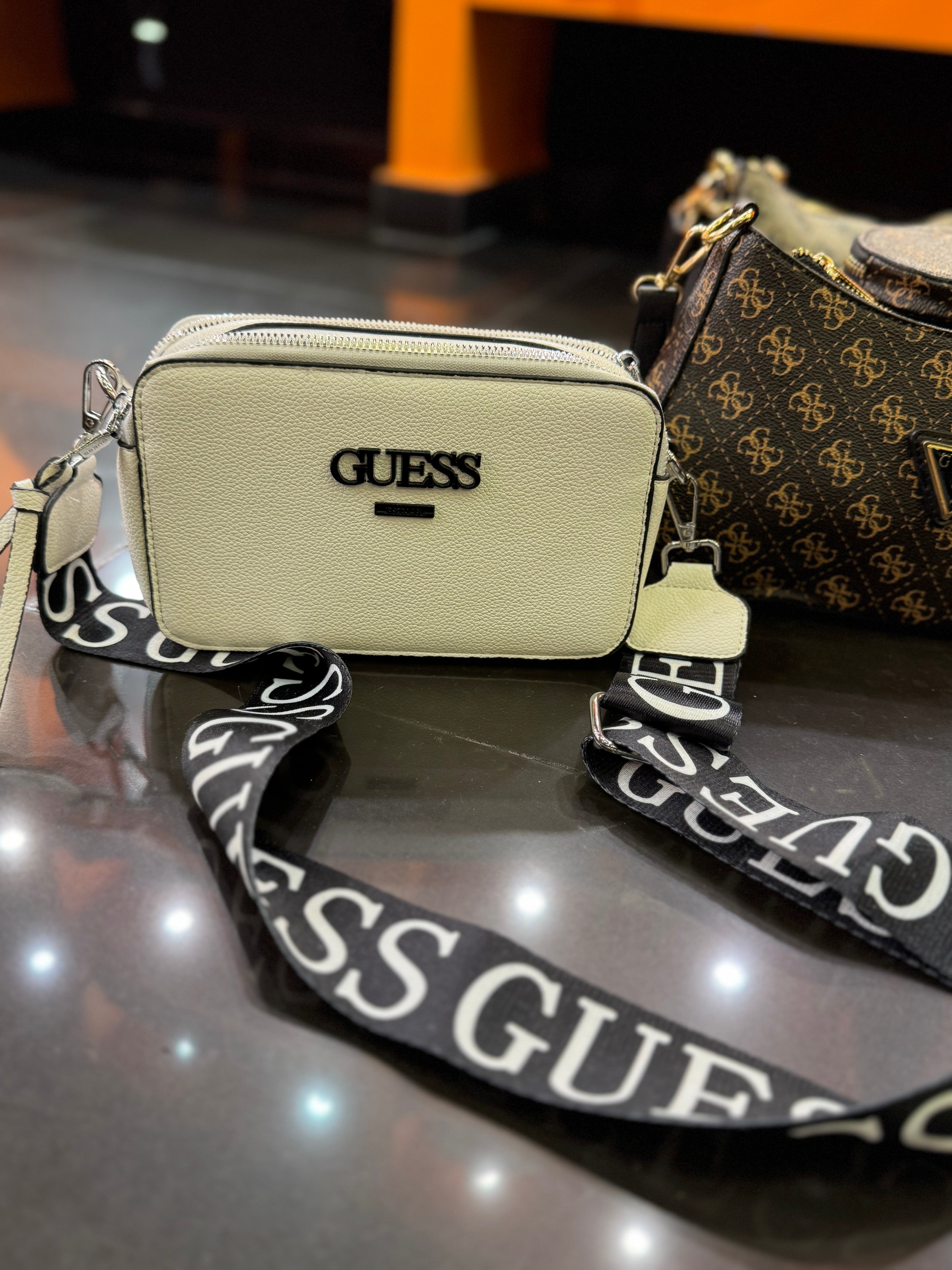 Guess λευκή τσάντα με Ιμάντα