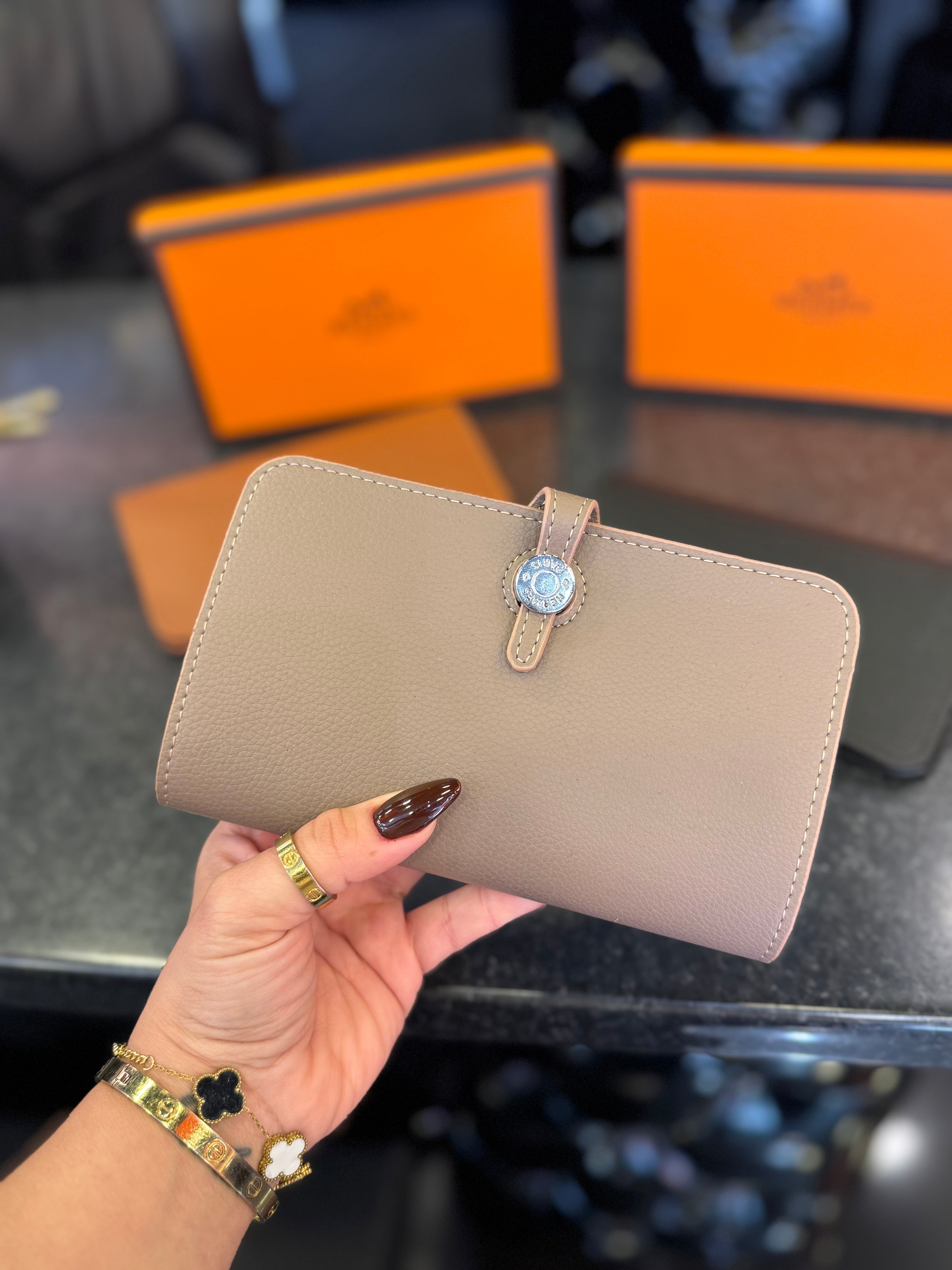 Hermes πορτοφόλι μπεζ