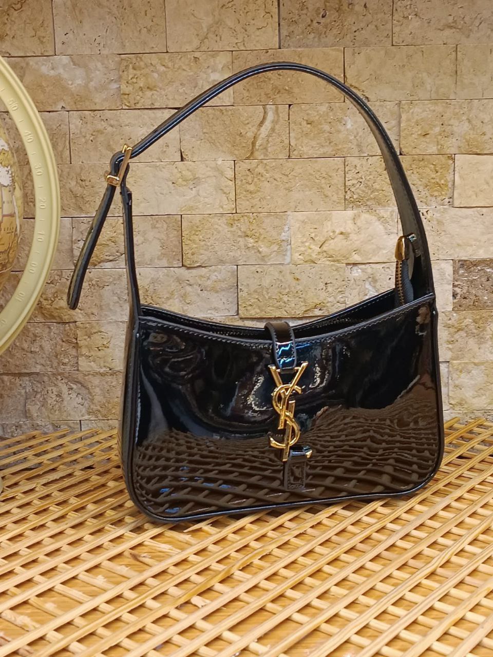 YSL μαύρο χρυσό βινιλ