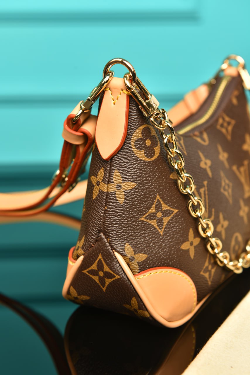 LOUIS VUITTON - Nano Boulogne    19 x 12.5 x 7 cm