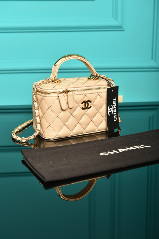 2293 - CHANEL - Chanel Quilted Small Lambskin Vanity Case 16.5 × 10 × 8 cm