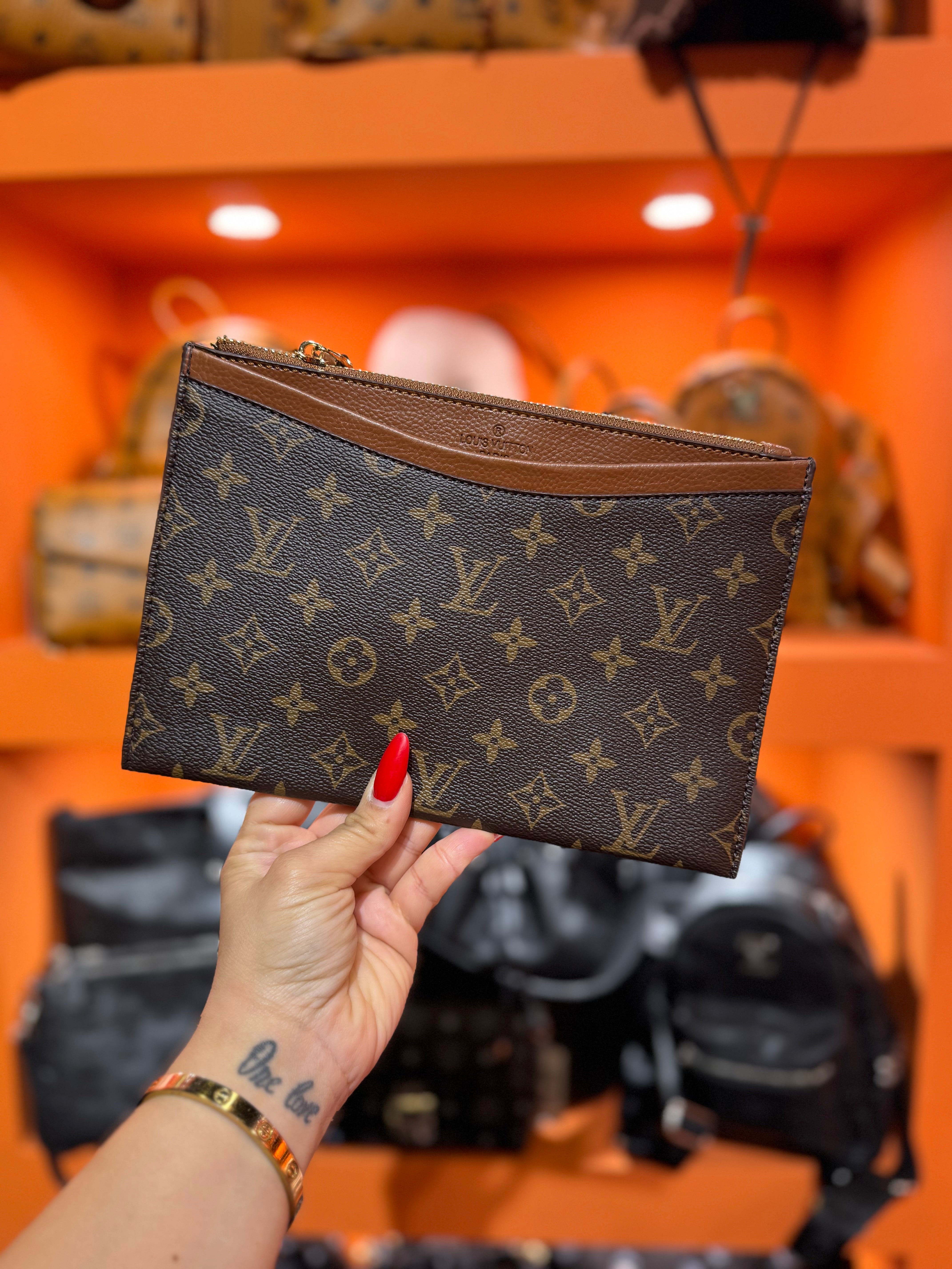 Louis Vuitton φάκελος καφέ ανοιχτό