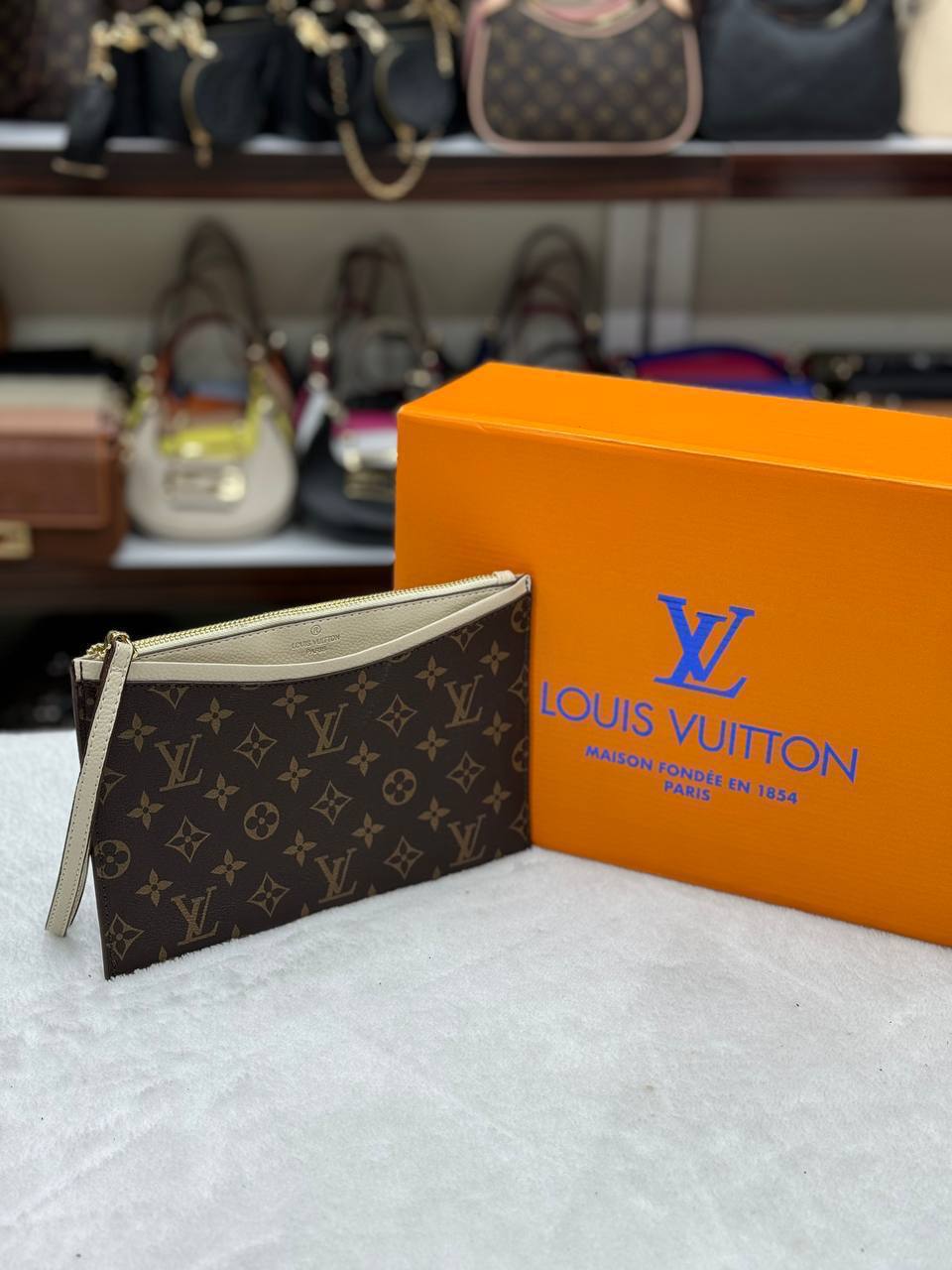Louis Vuitton φάκελος μπεζ