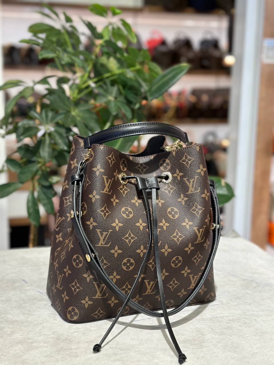 Louis vuitton - πουγκί  μαύρο neo size 26x27