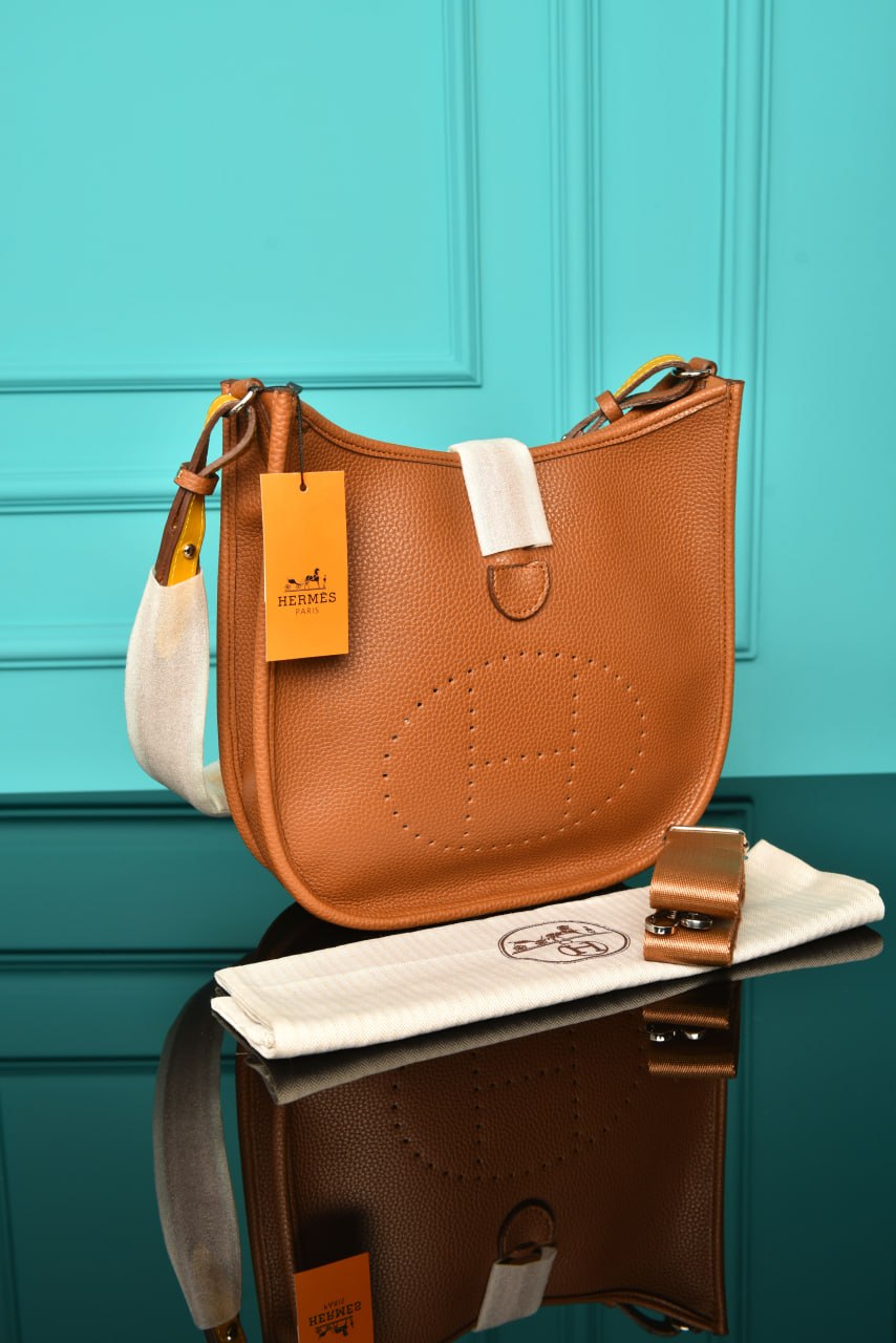 1569 - HERMES - Evelyne Crossbody: 29 × 30 × 8 cm