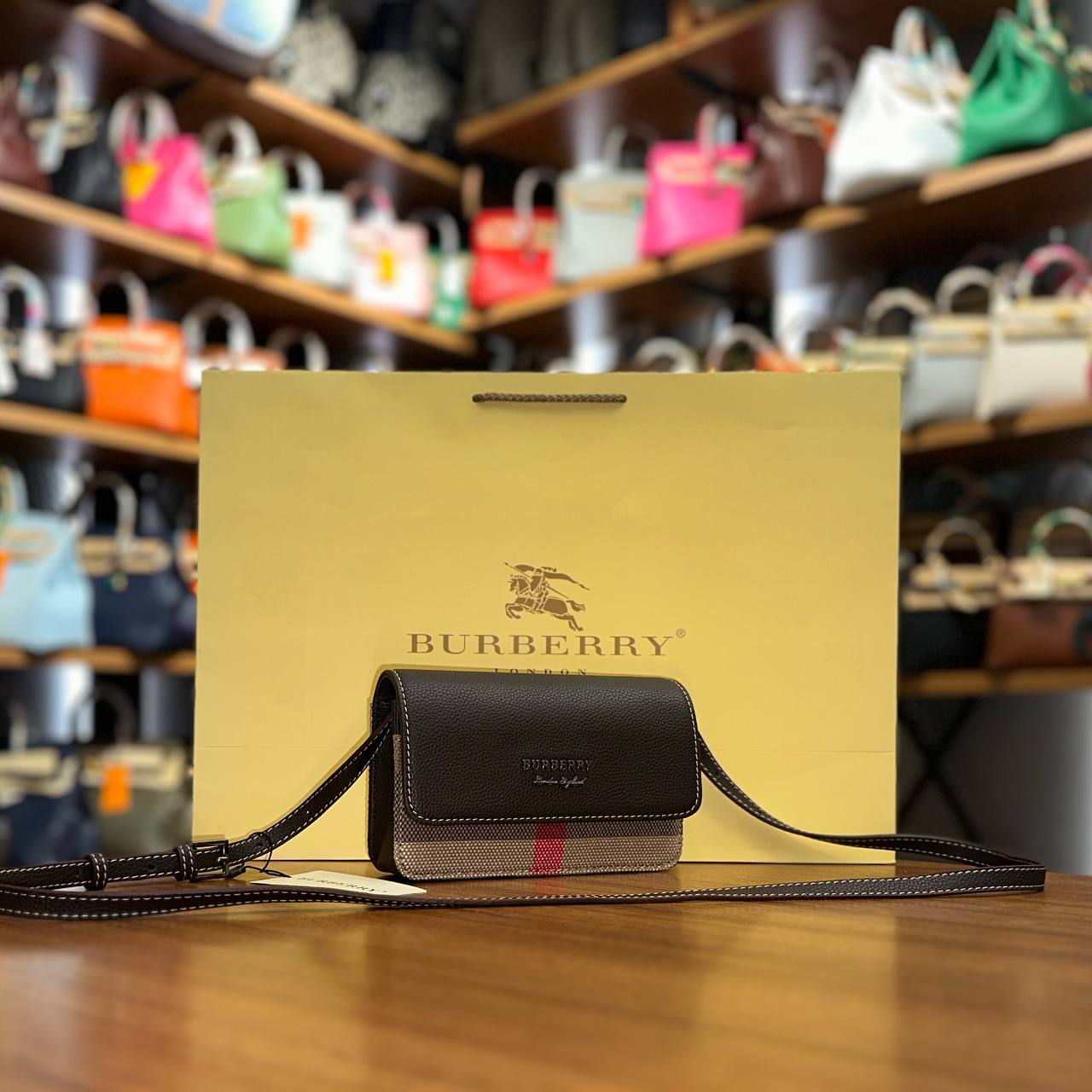 BURBERRY CLASSİC WALLET ON CHAİN BAG SİZE = 19.5✖️12 CM