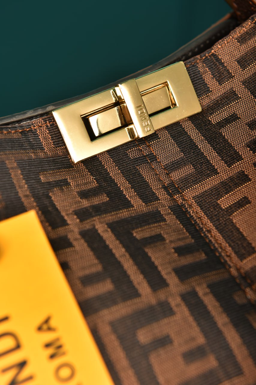 FENDI - Peekaboo Soft Medium : 30 × 25 × 12 cm