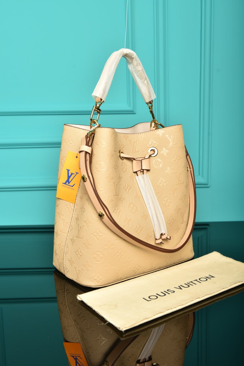 LOUIS VUITTON - NeoNoe MM
26 x 26 x 17.5 cm