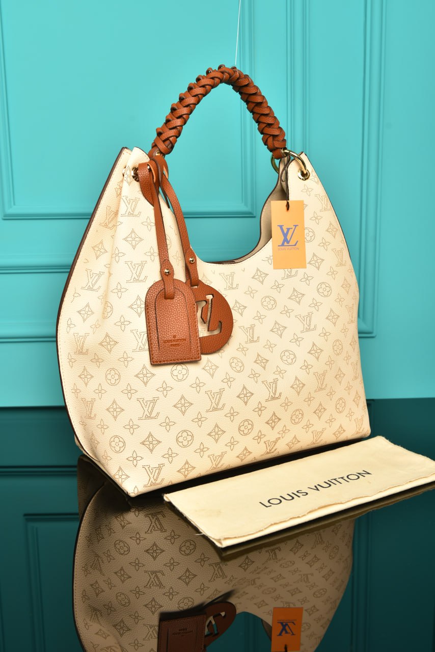 LOUIS VUITTON - Carmel Ölçüler: 35 × 40 × 17 cm