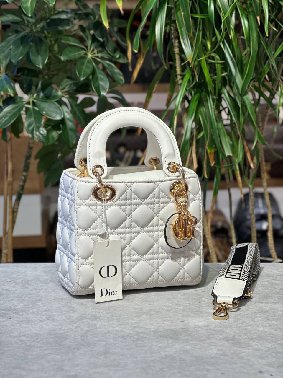 CHRISTIAN DIOR LADY SMALL
FIRST QUALITY 🔥🔥
EN.       18CM 
BOY.     16CM (Copy)